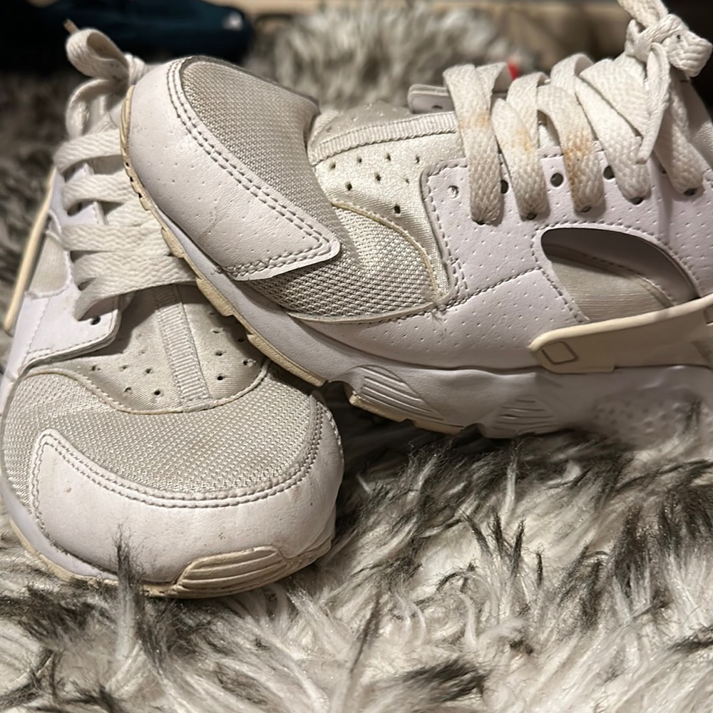 White Nike huarache